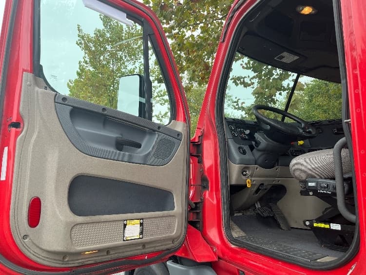 2018 Freightliner Cascadia — photo 9