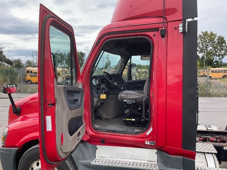 2018 Freightliner Cascadia — photo 9