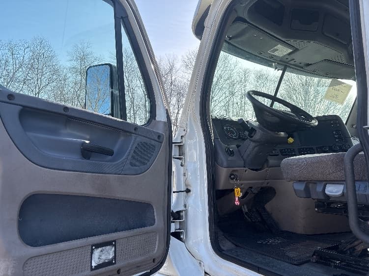 2018 Freightliner Cascadia — photo 9