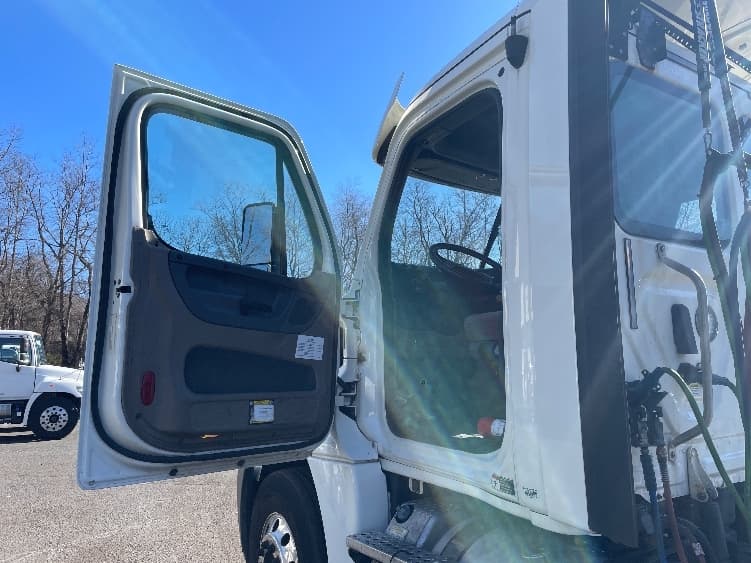 2018 Freightliner Cascadia — photo 9