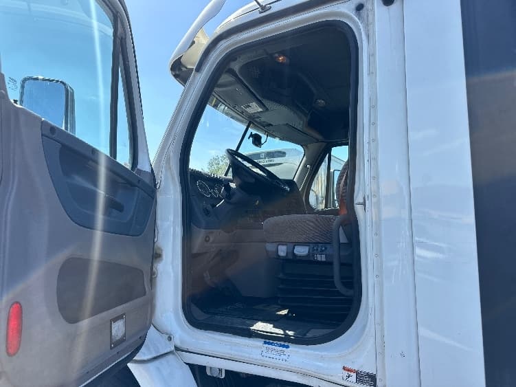 2018 Freightliner Cascadia — photo 9