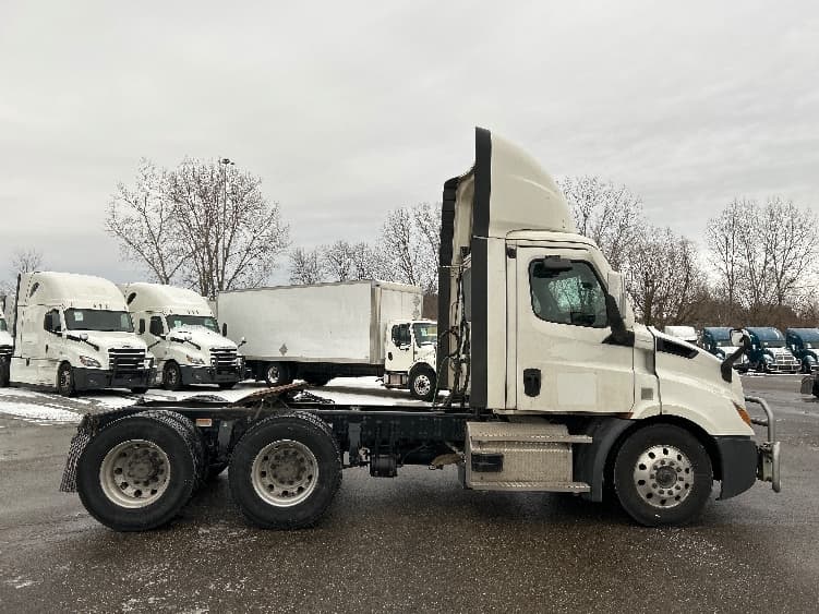 2022 Freightliner Cascadia — photo 8