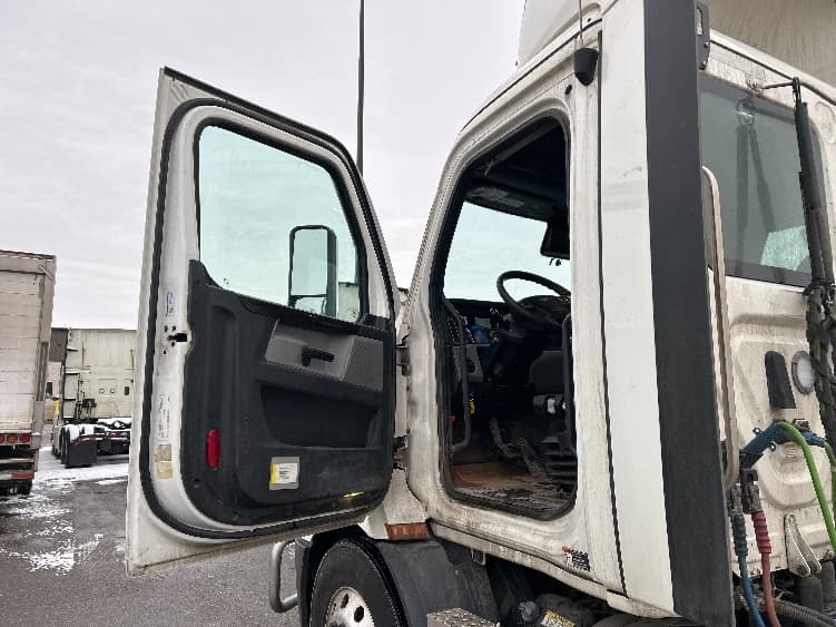 2022 Freightliner Cascadia — photo 9