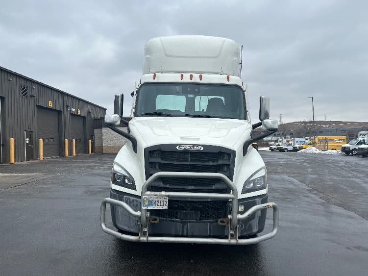 2022 Freightliner Cascadia — photo 2