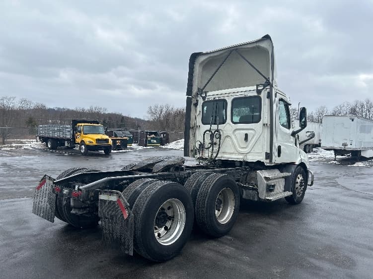 2022 Freightliner Cascadia — photo 7