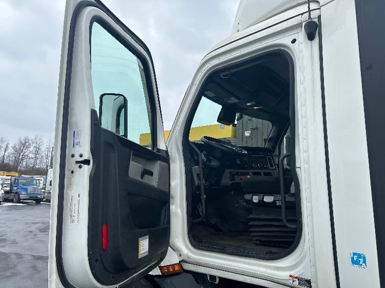 2022 Freightliner Cascadia — photo 9