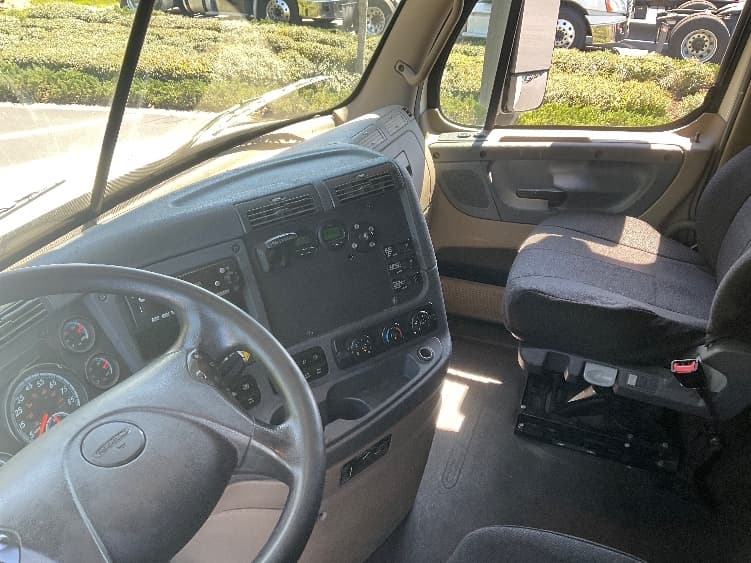 2018 Freightliner Cascadia — photo 10