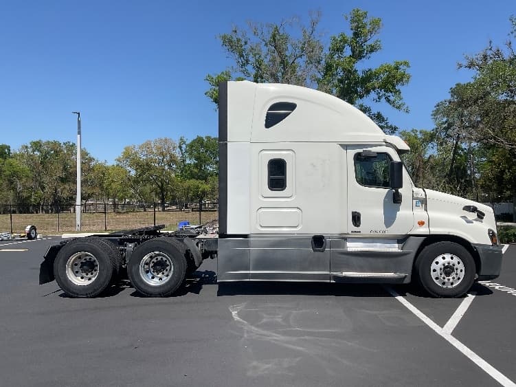 2018 Freightliner Cascadia — photo 8