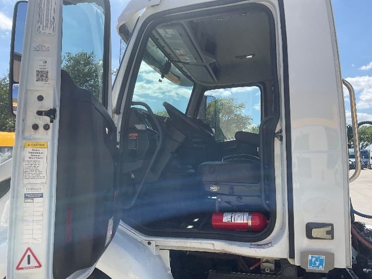 2019 Volvo VNR 640 — photo 9