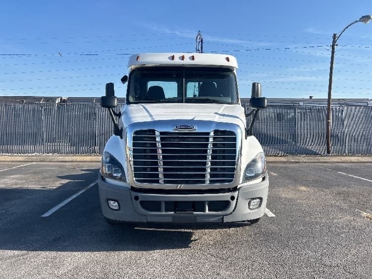 2019 Freightliner Cascadia — photo 2