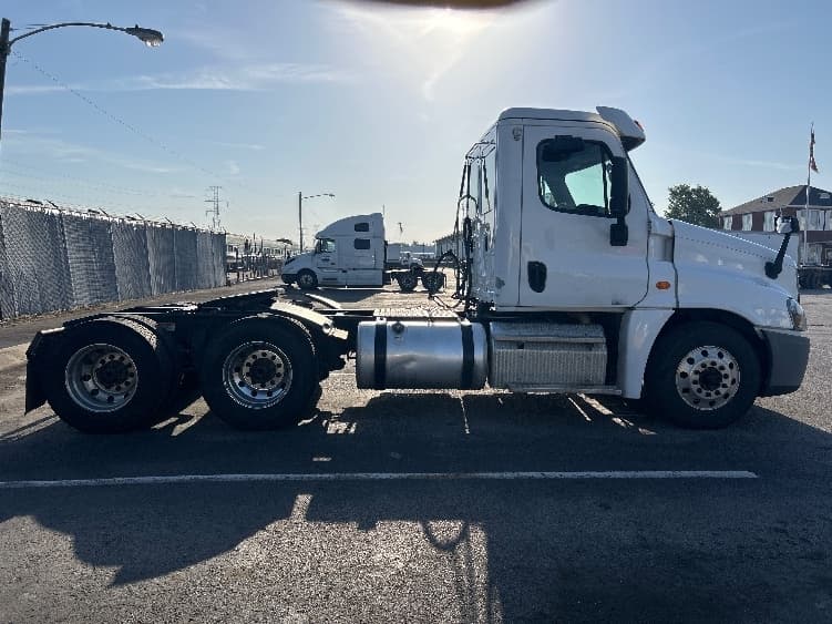 2019 Freightliner Cascadia — photo 8