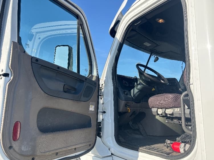 2019 Freightliner Cascadia — photo 9