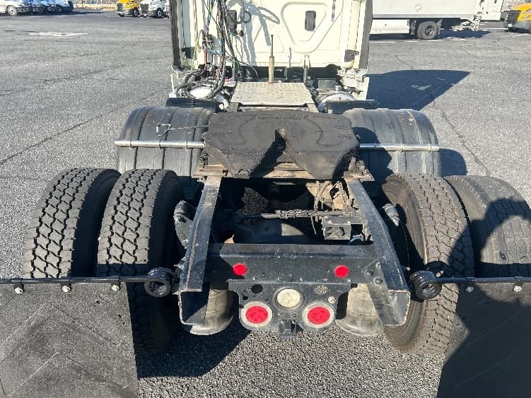 2017 Freightliner Cascadia — photo 6