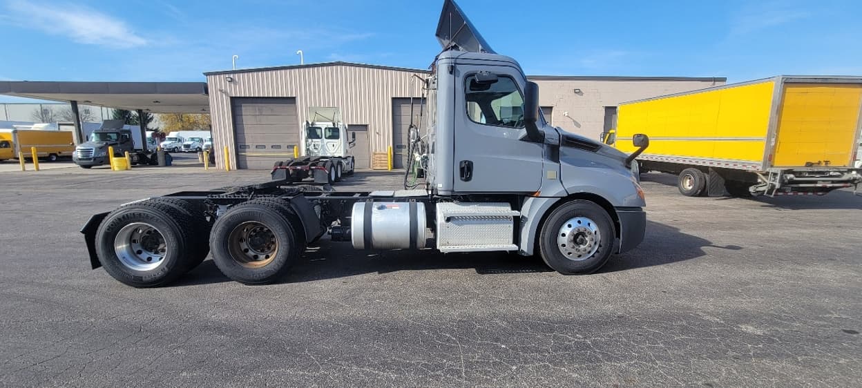 2018 Freightliner Cascadia — photo 8
