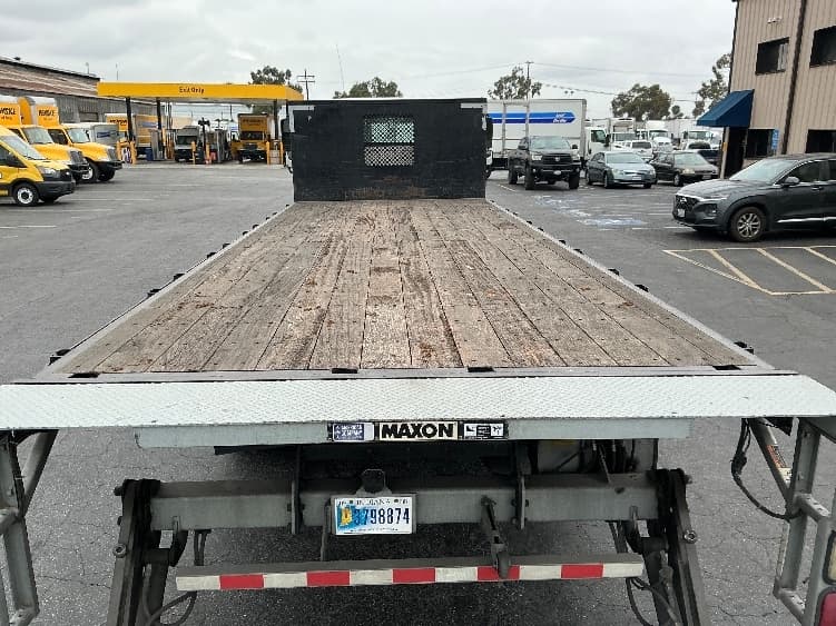 2018 Freightliner M2 106 — photo 10