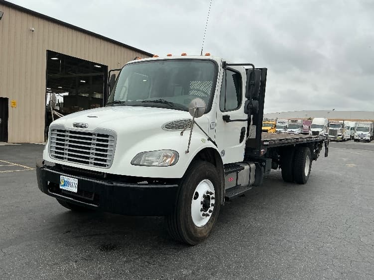 2018 Freightliner M2 106 — photo 3