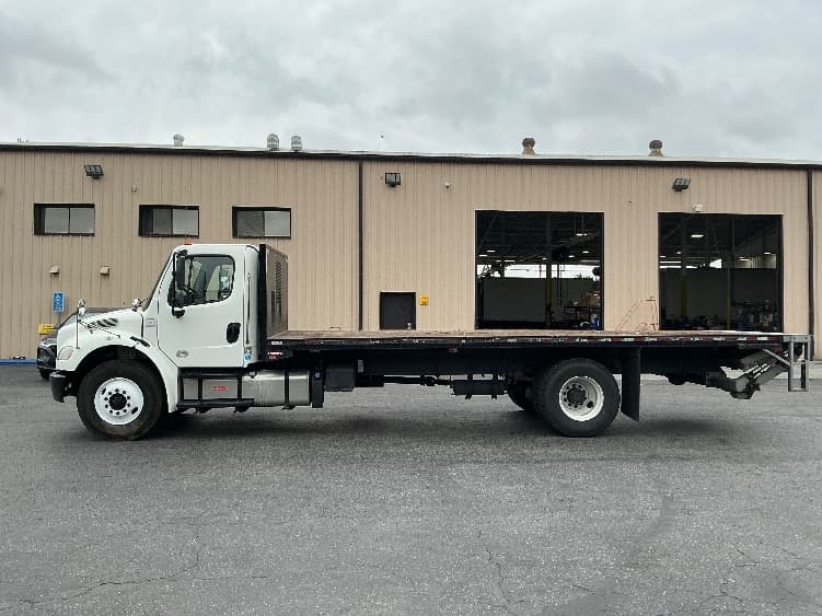 2018 Freightliner M2 106 — photo 4