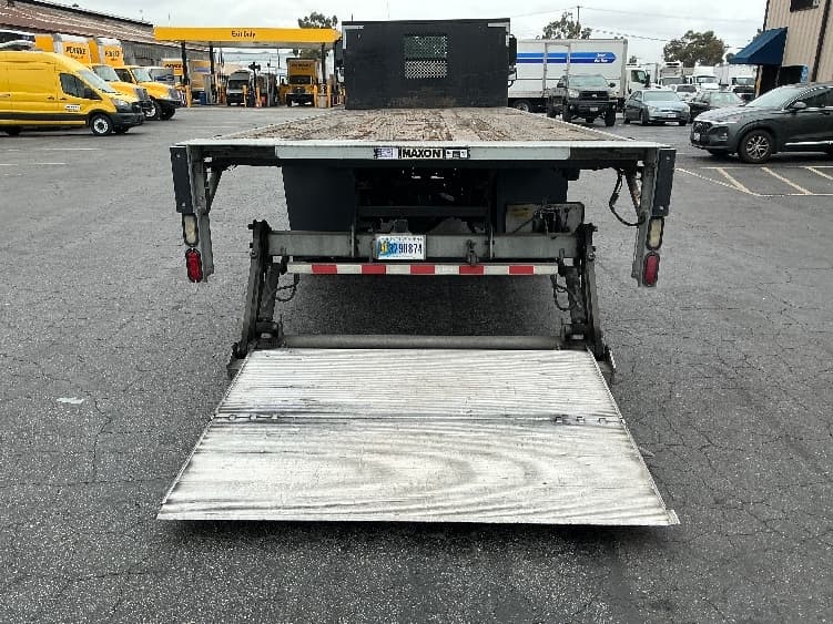 2018 Freightliner M2 106 — photo 9