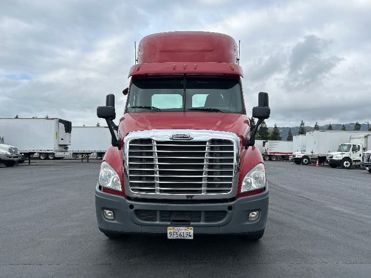 2018 Freightliner Cascadia — photo 2