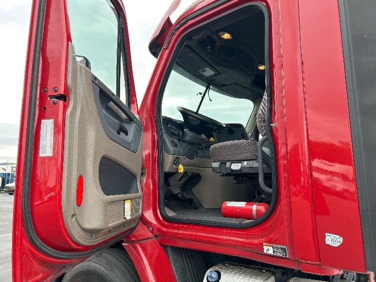 2018 Freightliner Cascadia — photo 9