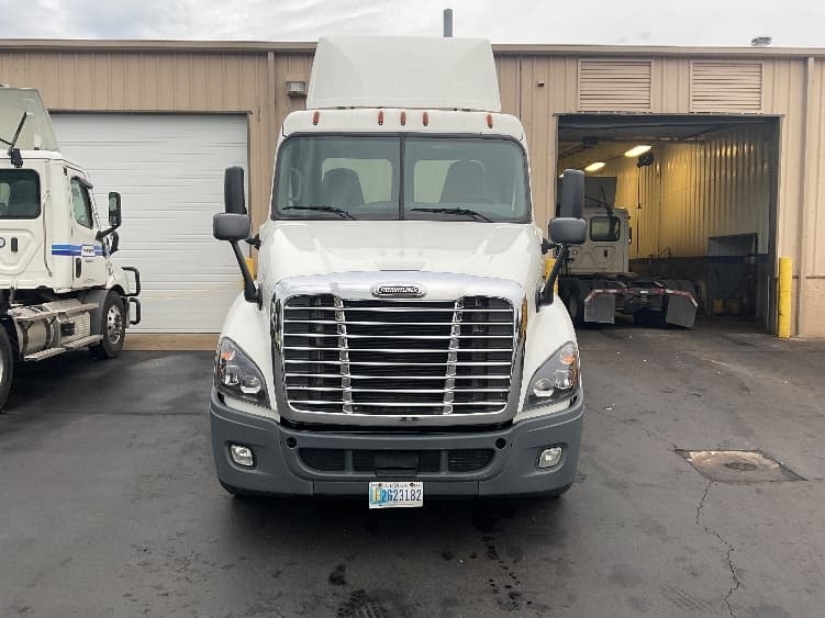2018 Freightliner Cascadia — photo 2