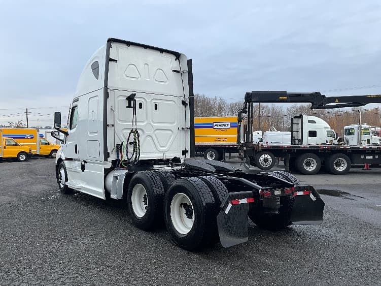 2023 Freightliner Cascadia — photo 5