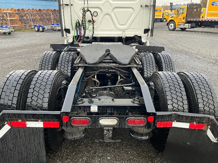 2023 Freightliner Cascadia — photo 6