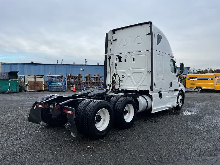 2023 Freightliner Cascadia — photo 7