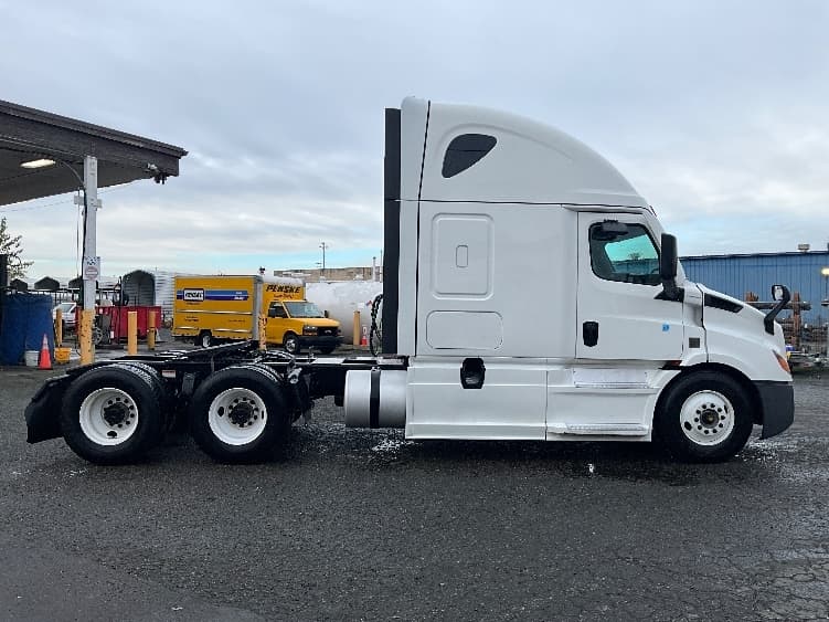 2023 Freightliner Cascadia — photo 8