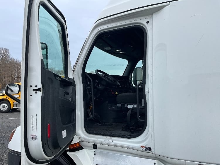2023 Freightliner Cascadia — photo 9