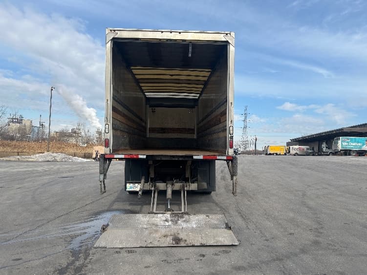 2018 Freightliner M2 106 — photo 9