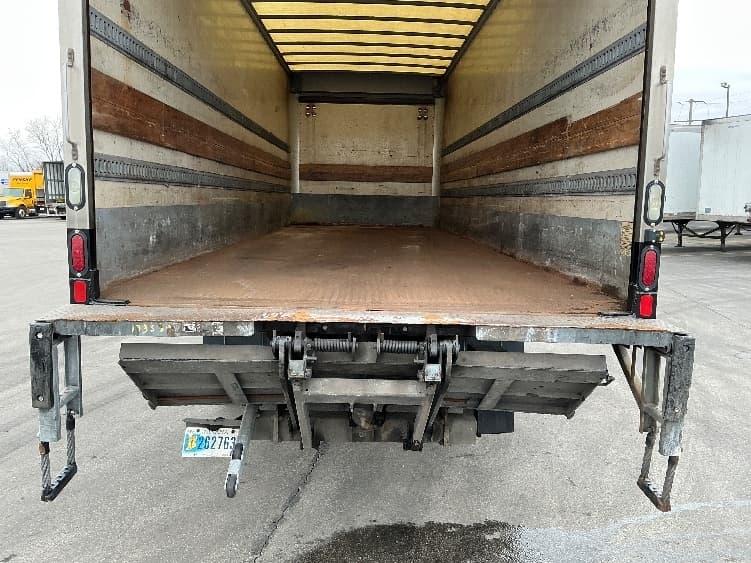 2018 Freightliner M2 106 — photo 10