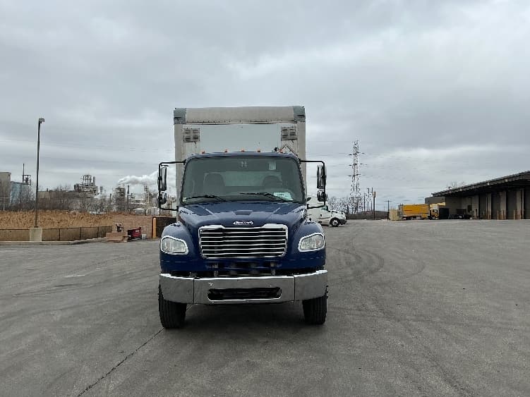 2018 Freightliner M2 106 — photo 2
