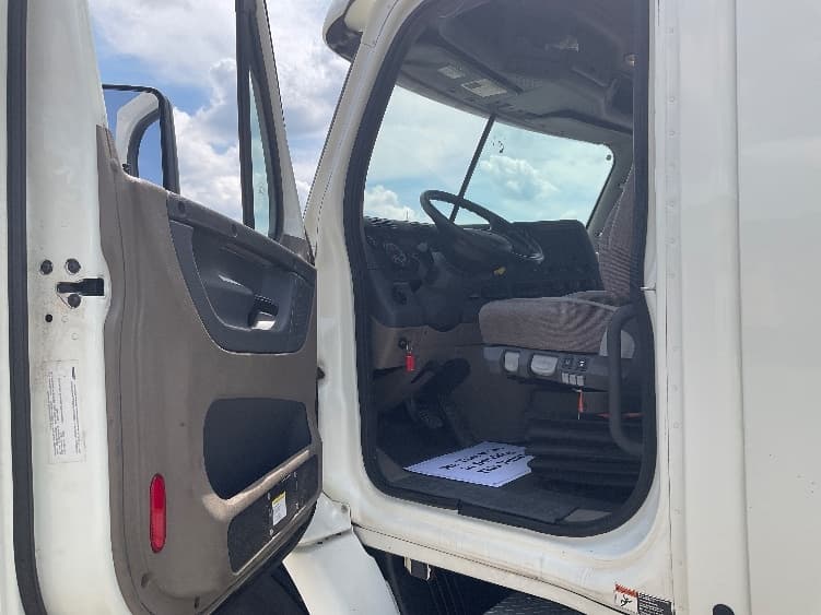 2017 Freightliner Cascadia — photo 9