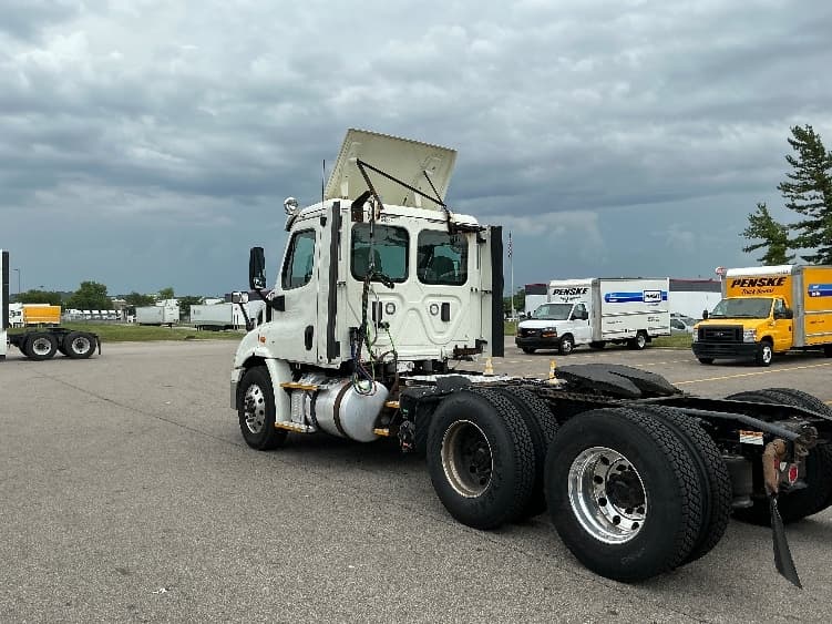 2017 Freightliner Cascadia — photo 5