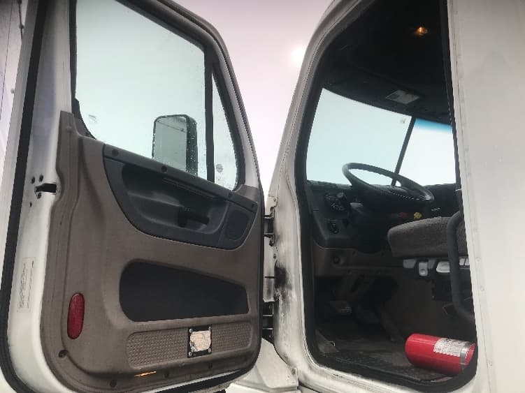 2018 Freightliner Cascadia — photo 9