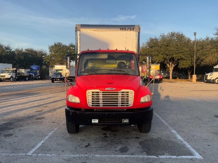 2018 Freightliner M2 106 — photo 2