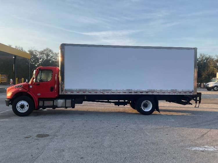 2018 Freightliner M2 106 — photo 4