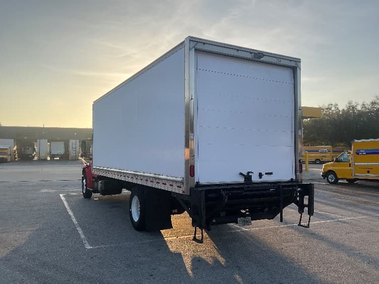 2018 Freightliner M2 106 — photo 6