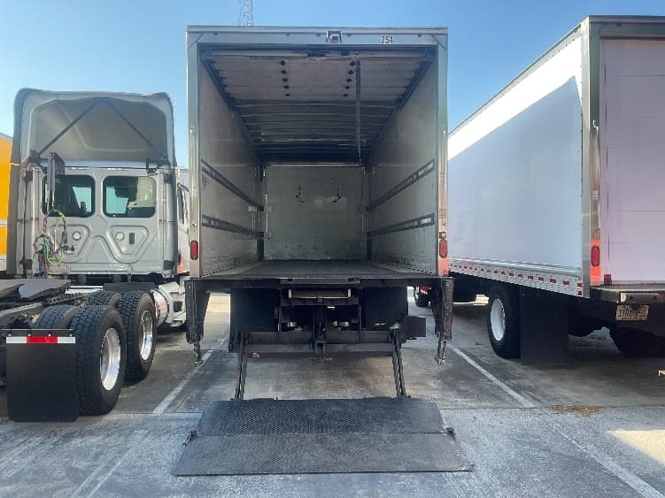 2018 Freightliner M2 106 — photo 8