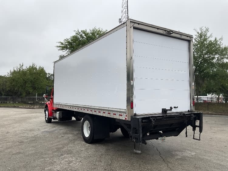 2018 Freightliner M2 106 — photo 6