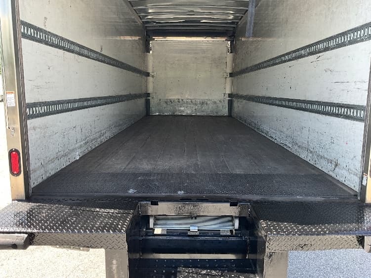 2018 Freightliner M2 106 — photo 10