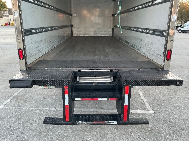 2018 Freightliner M2 106 — photo 10