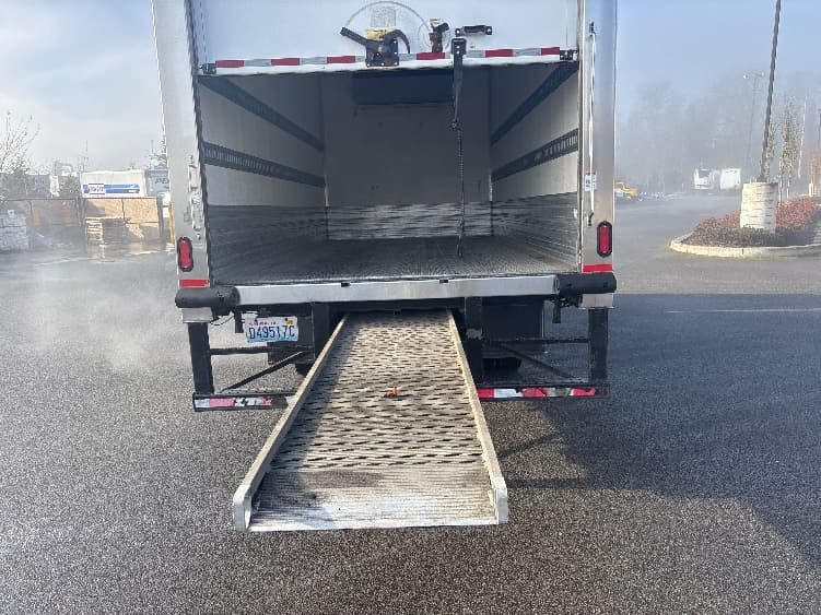 2018 Isuzu NQR — photo 9