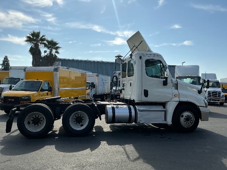 2018 Freightliner Cascadia — photo 8
