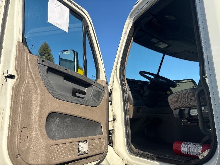 2018 Freightliner Cascadia — photo 9