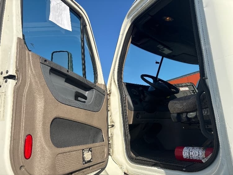 2018 Freightliner Cascadia — photo 9