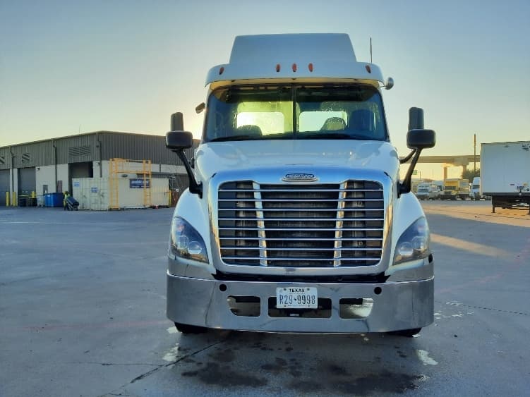 2017 Freightliner Cascadia — photo 2
