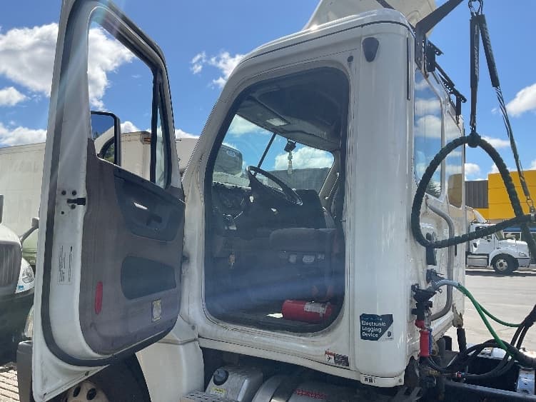 2018 Freightliner Cascadia — photo 9