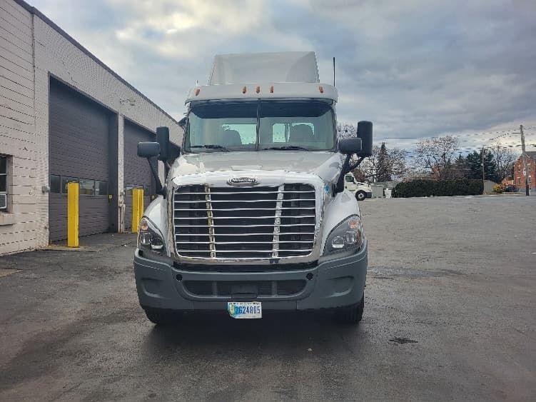 2018 Freightliner Cascadia — photo 2